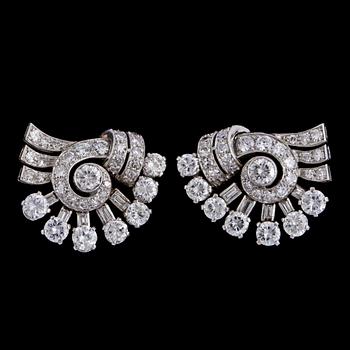 1251. A pair of diamond earclips, tot. app. 7 cts. 1930's.