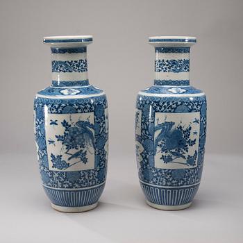 GOLVVASER, ett par, porslin, Kina 1800-tal.