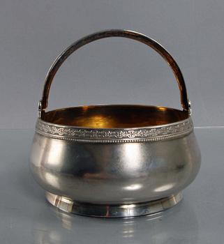 SKÅL MED HÄNKEL, silver. Ryssland.