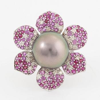 Ring, cocktail ring, in the form of a flower, 18K white gold with a cultured Tahitian pearl, rubies, and brilliant-cut diamonds.