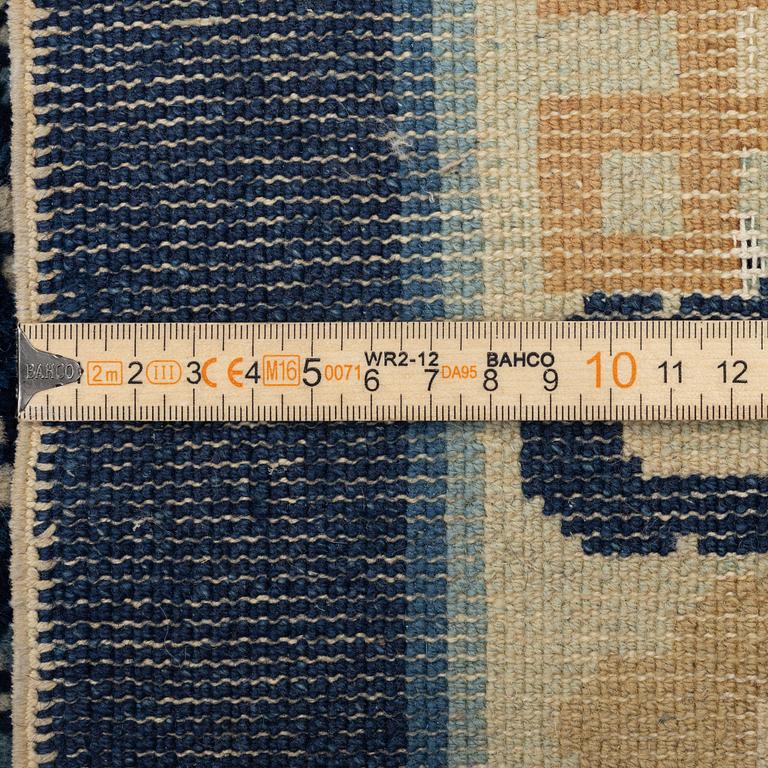 Carpet, China, approx. 274 x 186 cm.