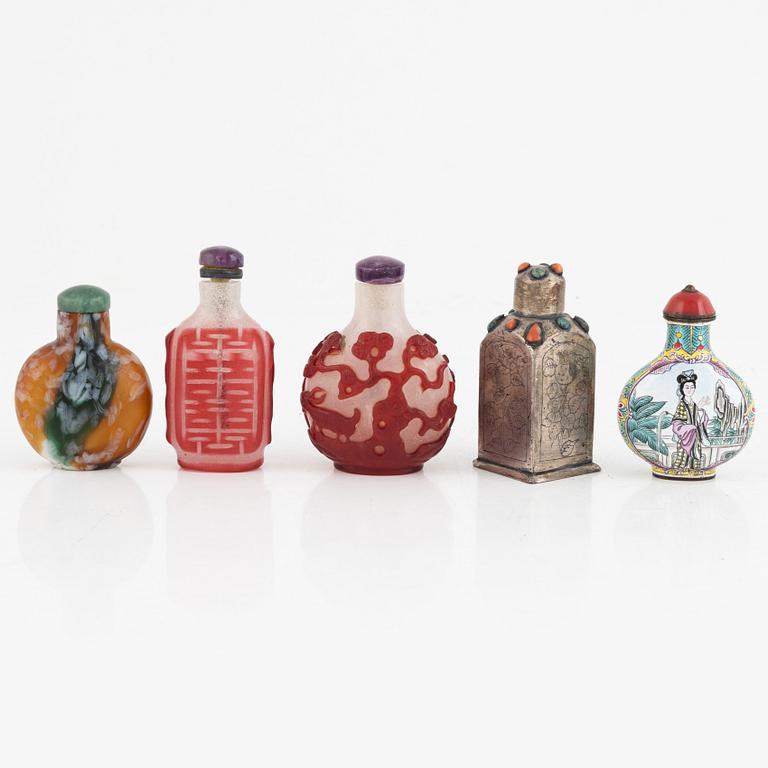 Snusflaskor, fem stycken, glas, emalj och metall. Kina, 1900-tal.