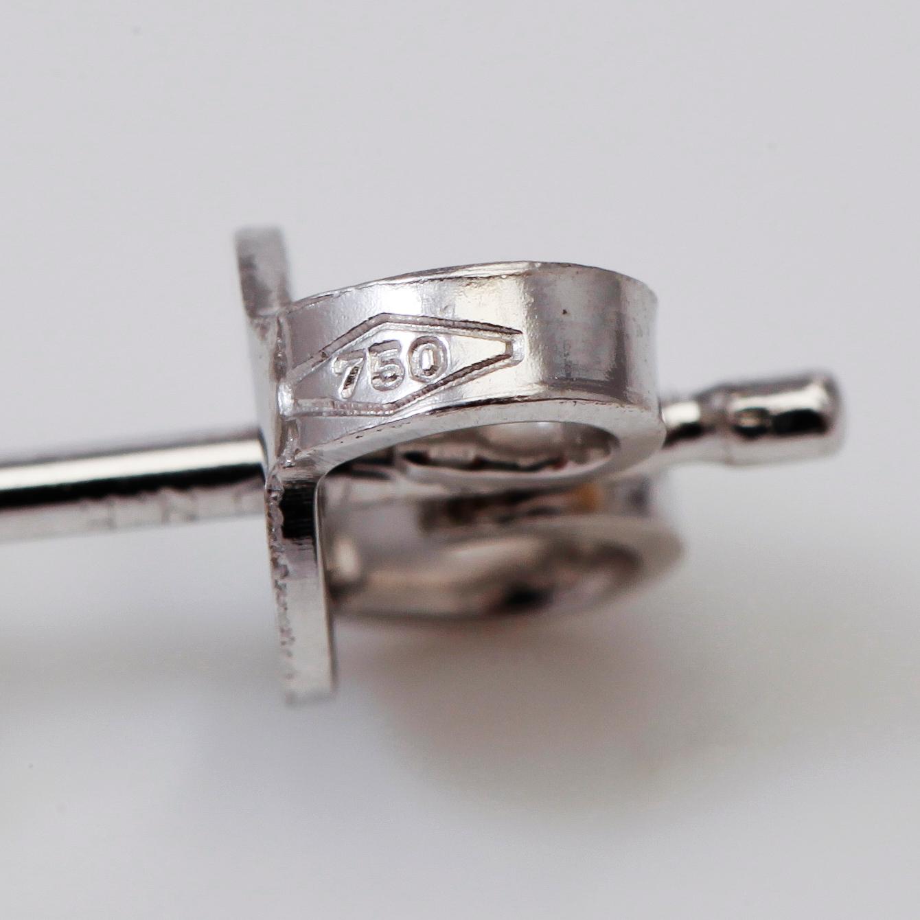 ÖRHÄNGEN, 1 par, solitära briljantslipade diamanter totalt ca 0,74 ct.