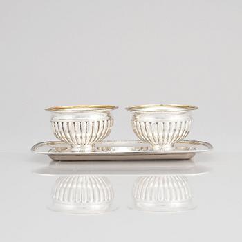 Anders Lundqvist, geléskålar, ett par samt ställning, delvis förgyllt silver, Stockholm 1817. Empire.