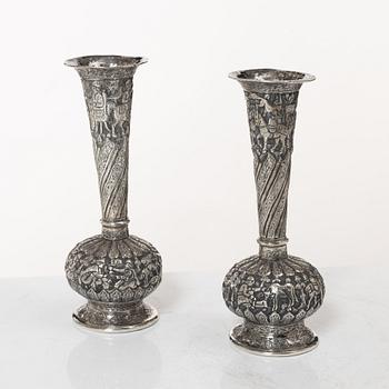 Vaser, ett par, silver, Persiska, omkring 1900.