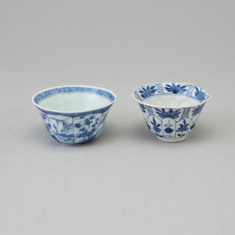 Two blue and white dishes and two cups with dishes, Qing dynasty, Qianlong (1736-95) and Kangxi (1662-1722).
