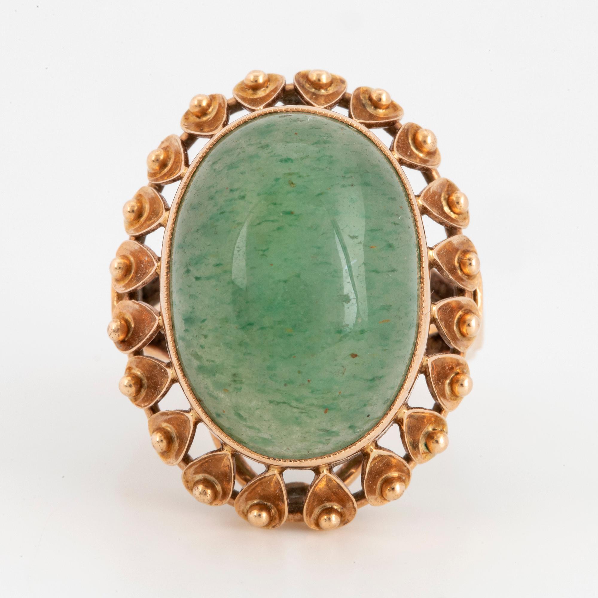 Cabochon-cut aventurine quartz cocktailring.