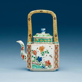 1695. A famille verte tea pot with cover, Qing dynasty, Kangxi (1662-1722).
