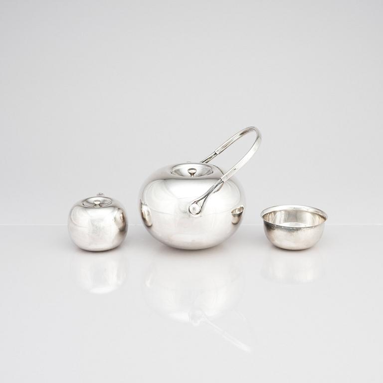 Vivianna Torun Bülow-Hübe, a silver plated brass tea service and tray, 5 pcs, Dansk International Designs.