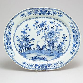 A blue and white serving dish, Qing dynasty, Qianlong (1736-95).