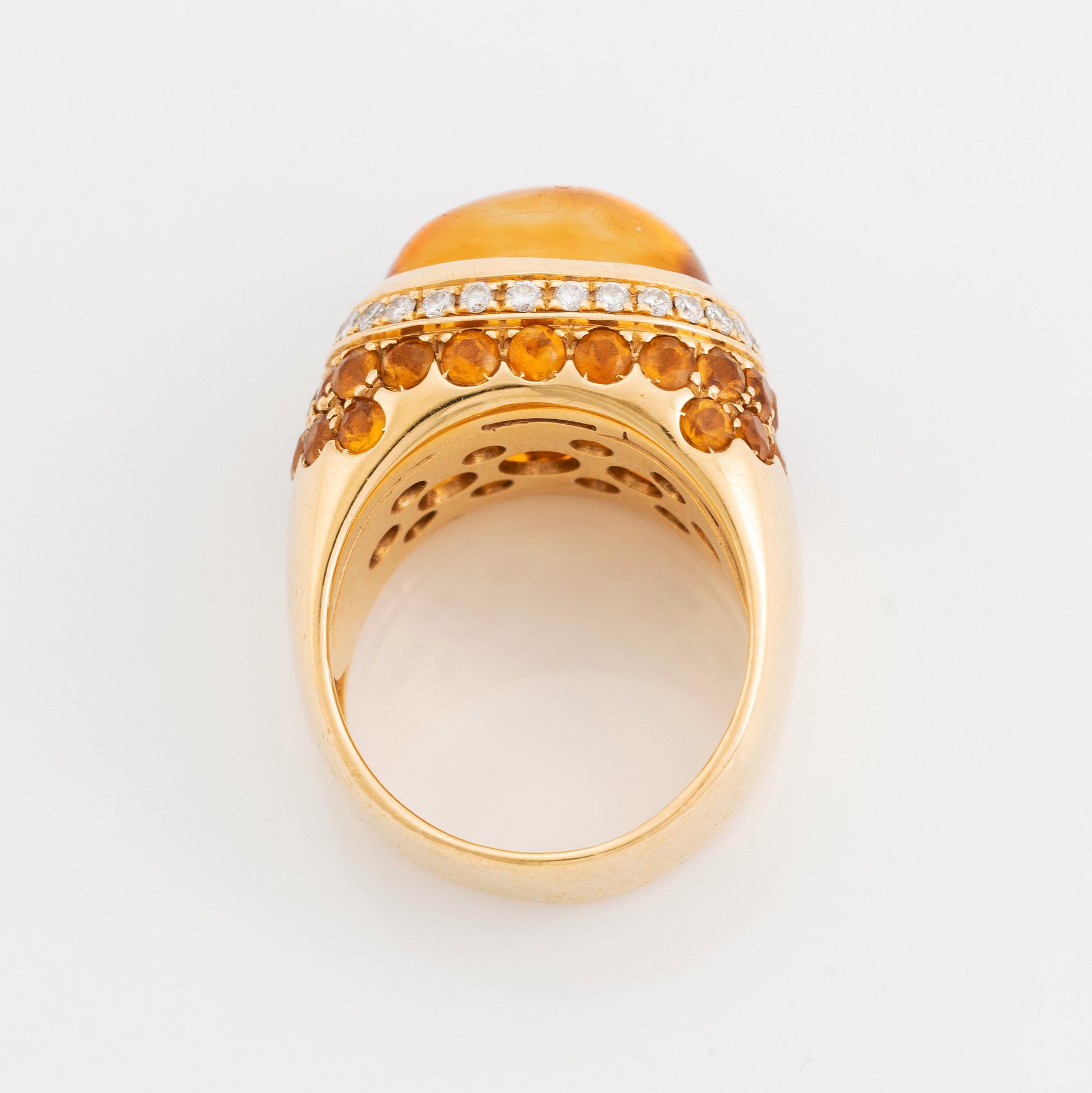 An 18K gold ring set with a cabochon-cut citrine and round brilliant-cut diamonds och citrines.