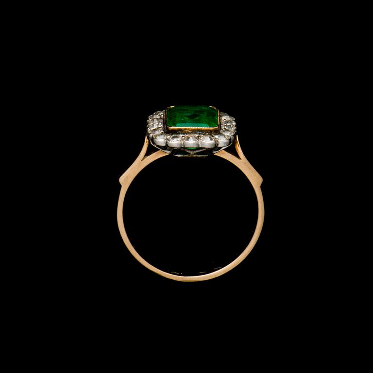 RING, 14K guld, smaragd, gammalslipade diamanter. Vikt ca 2,9 g.