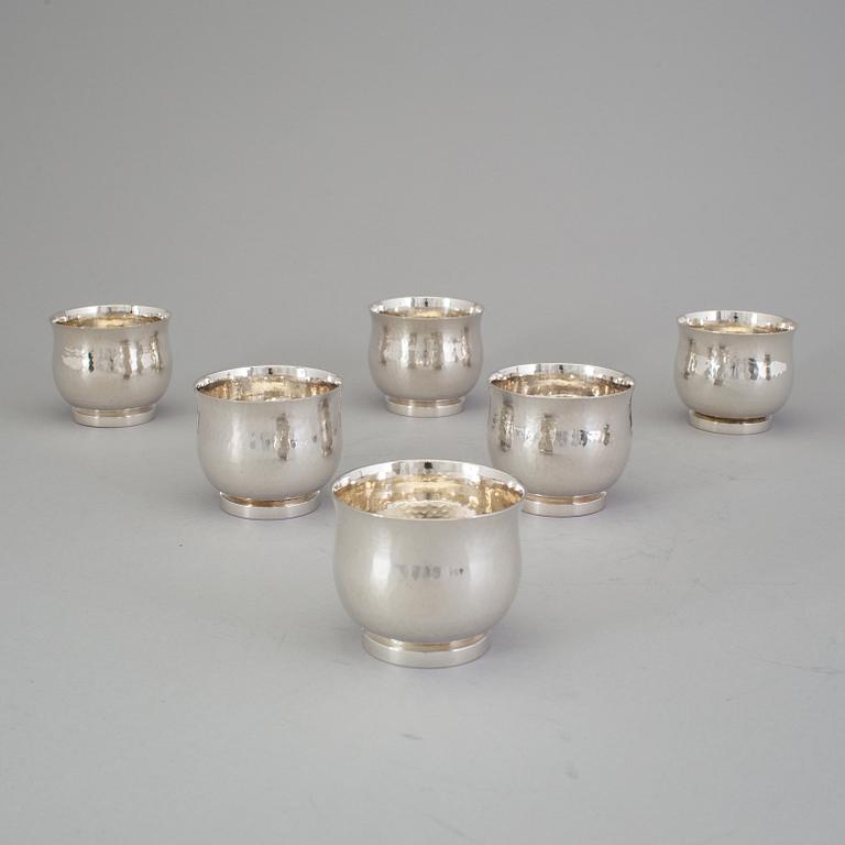 a silver carafe and six vodka cups by Erik Löfman 1929-1994 for K G Markströms AB, Uppsala 1978. Weight ca 1122 gram.