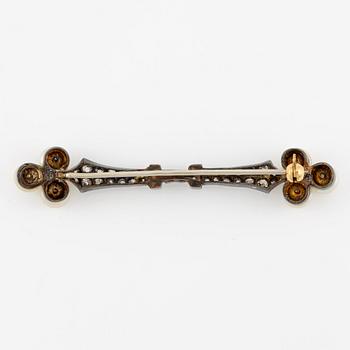 Brosch, silver med boutonpärlor, gammalslipade och rosenslipade diamanter, 1800-tal.