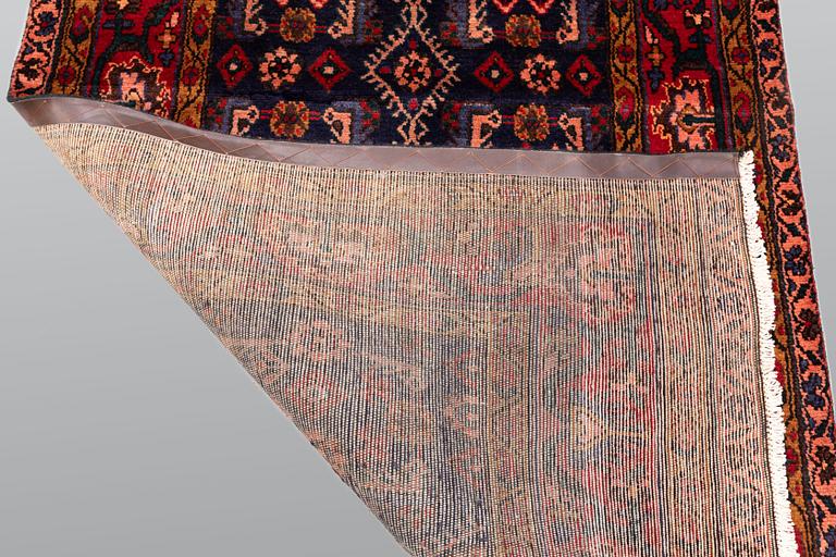 A Hamadan runner, approx. 540 x 110 cm.