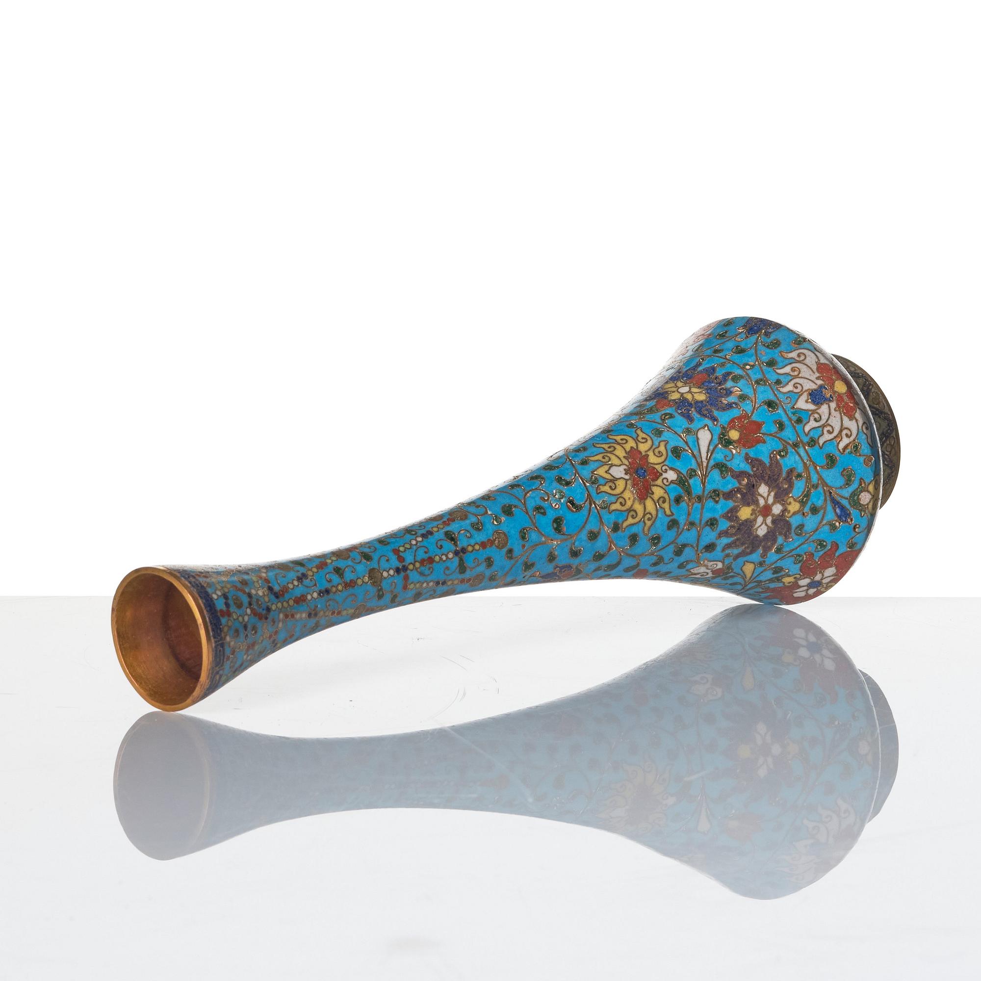 Vas, cloisonné. Sen Mingdynasti/tidig Qingdynasty.