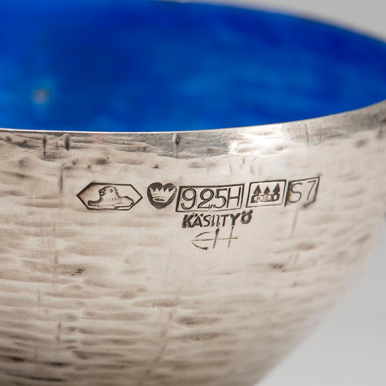 SKÅL, sterlingsilver och emalj, Eva Hidström, Kultakeskus, Tavastehus, 1971. Tot 90g.