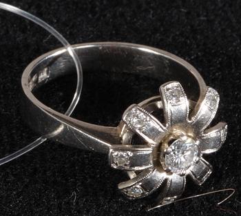 RING. 18K vitt guld med briljanter, 0.28 ct enl gravyr.