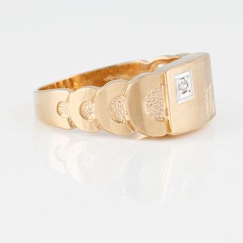 RING, 18K guld med åttkantslipad diamant 0.025 ct, importstämplad. Vikt 4,7 gram.