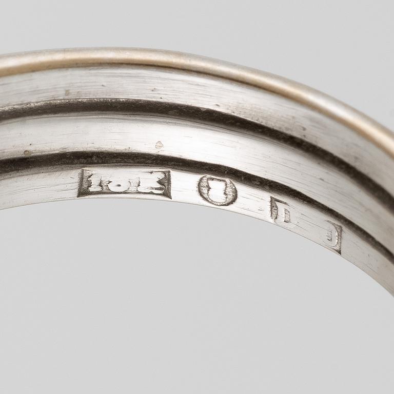 Ring 18K white gold with a baroque cultured pearl.