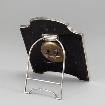 CHARLES & RICHARD COMYNS, a silver table clock from London, England, 1903.