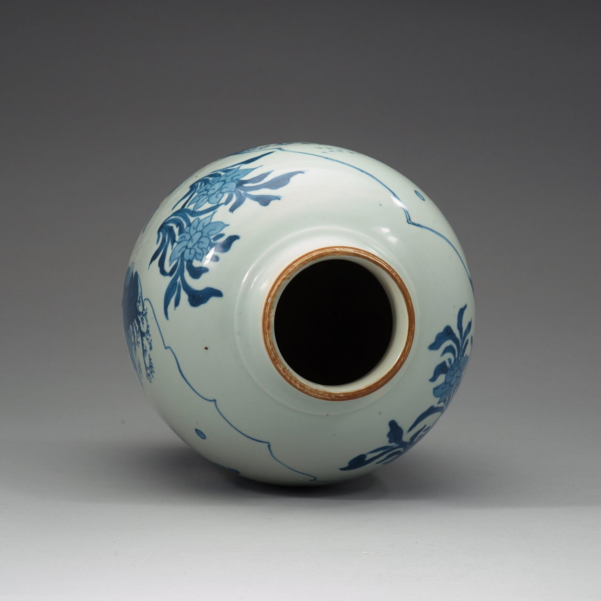 A blue and white Transitional jar, 17th Century.