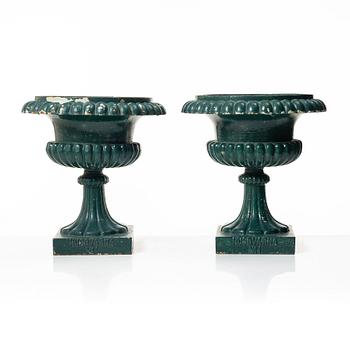 Trädgårdsurnor, ett par, No. 1, Husqvarna, omkring 1900.