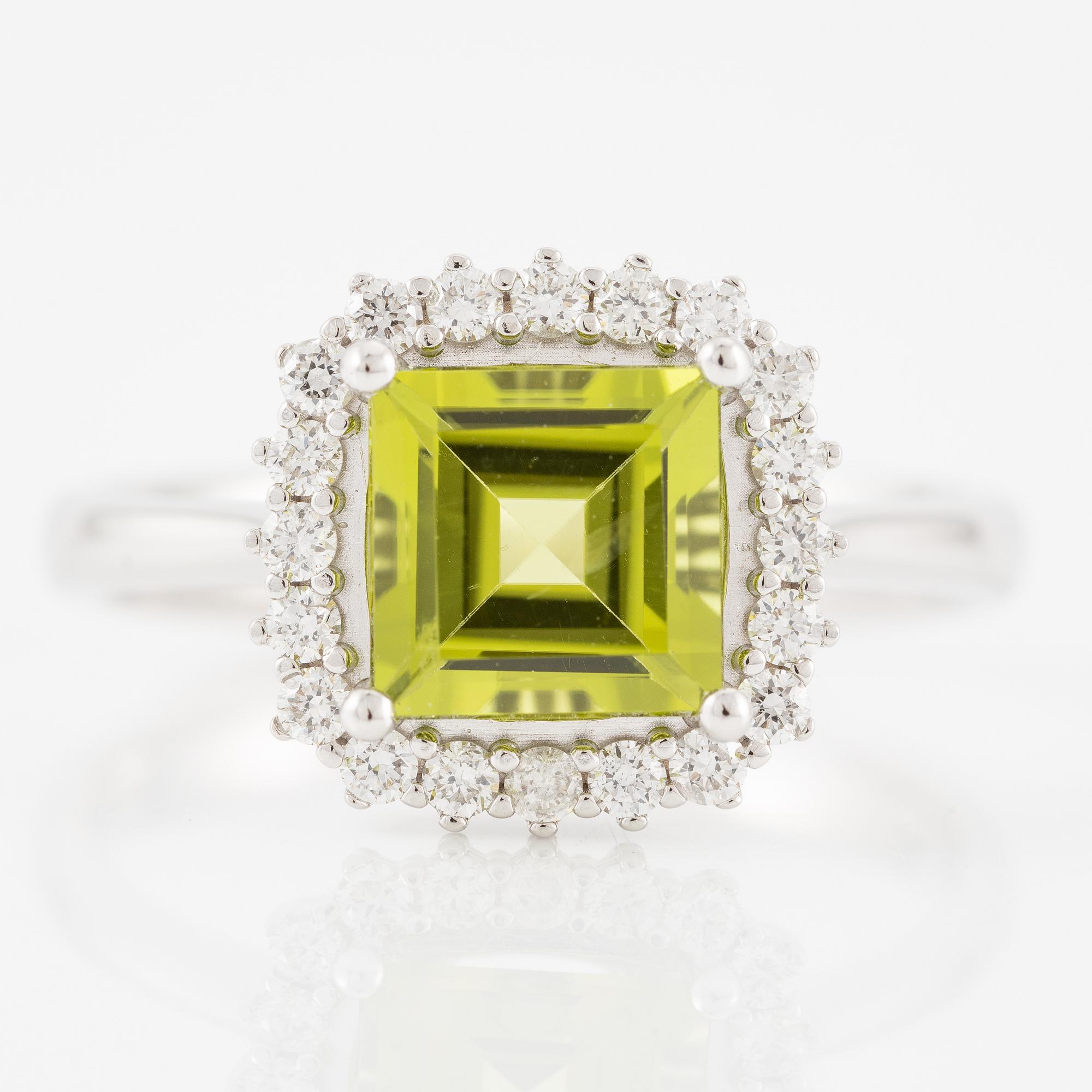 Ring 18K white gold with peridot and brilliant-cut diamonds.
