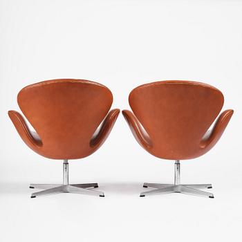 Arne Jacobsen, fåtöljer, ett par, "Svanen", Fritz Hansen, Danmark, 1980.