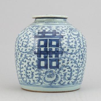 A blue and white jar, Qing dynasty, 19th Century.