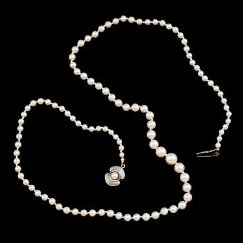 PÄRLCOLLIER, odlade pärlor, silverlås.