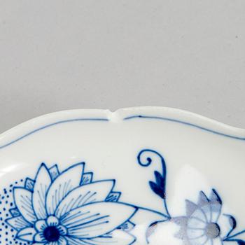 Meissen, Servisdelar, 50 delar, porslin, "Zwiebelmuster/Lökmönstret", Meissen, Tyskland.