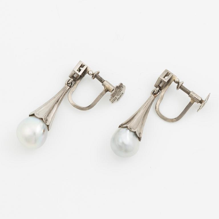 A pair of earrings in 18K white gold with cultured pearls and round brilliant-cut diamonds.