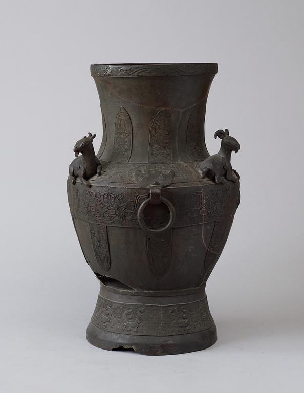 PRAKTVAS, brons. Arkaiserande, Troligen Qing dynastin (1644-1911).
