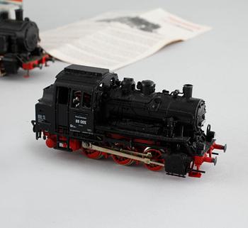 MODELLTÅG, tre lok och fyra vagnar, Fleischmann, Tyskland, omkring 1900-talets mitt.