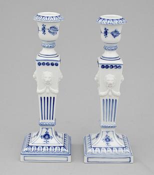 LJUSSTAKAR, ett par, porslin, "Musselmalet", Royal Copenhagen, 1963.