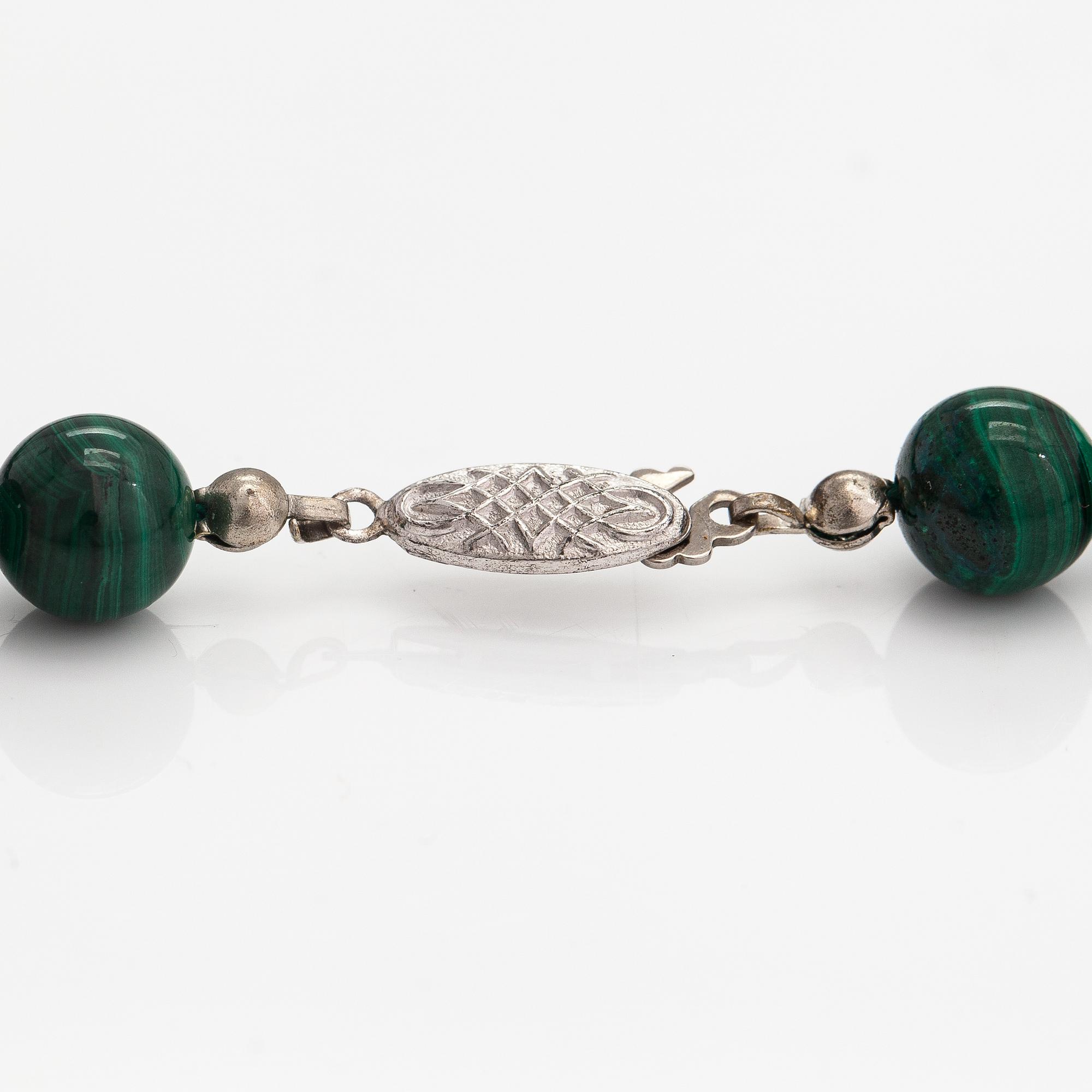 A malakite pearl collier with a sterling silver clasp.