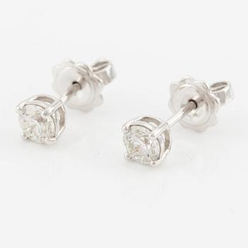 Earrings with brilliant-cut diamonds, accompanied by a GIA dossier.