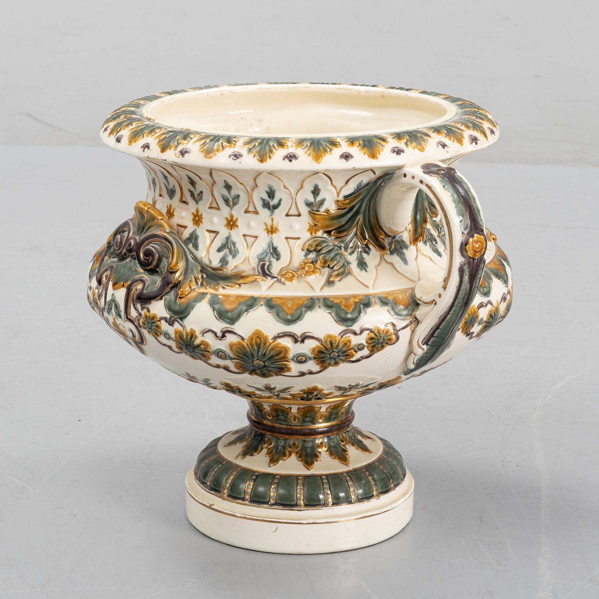 An earthenware urn from Rörstrand, around the year 1900.