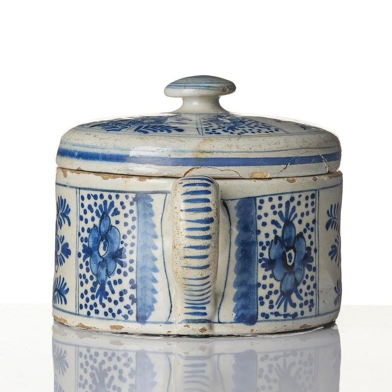 A Swedish Rörstrand butter tureen with cover, 18th century.