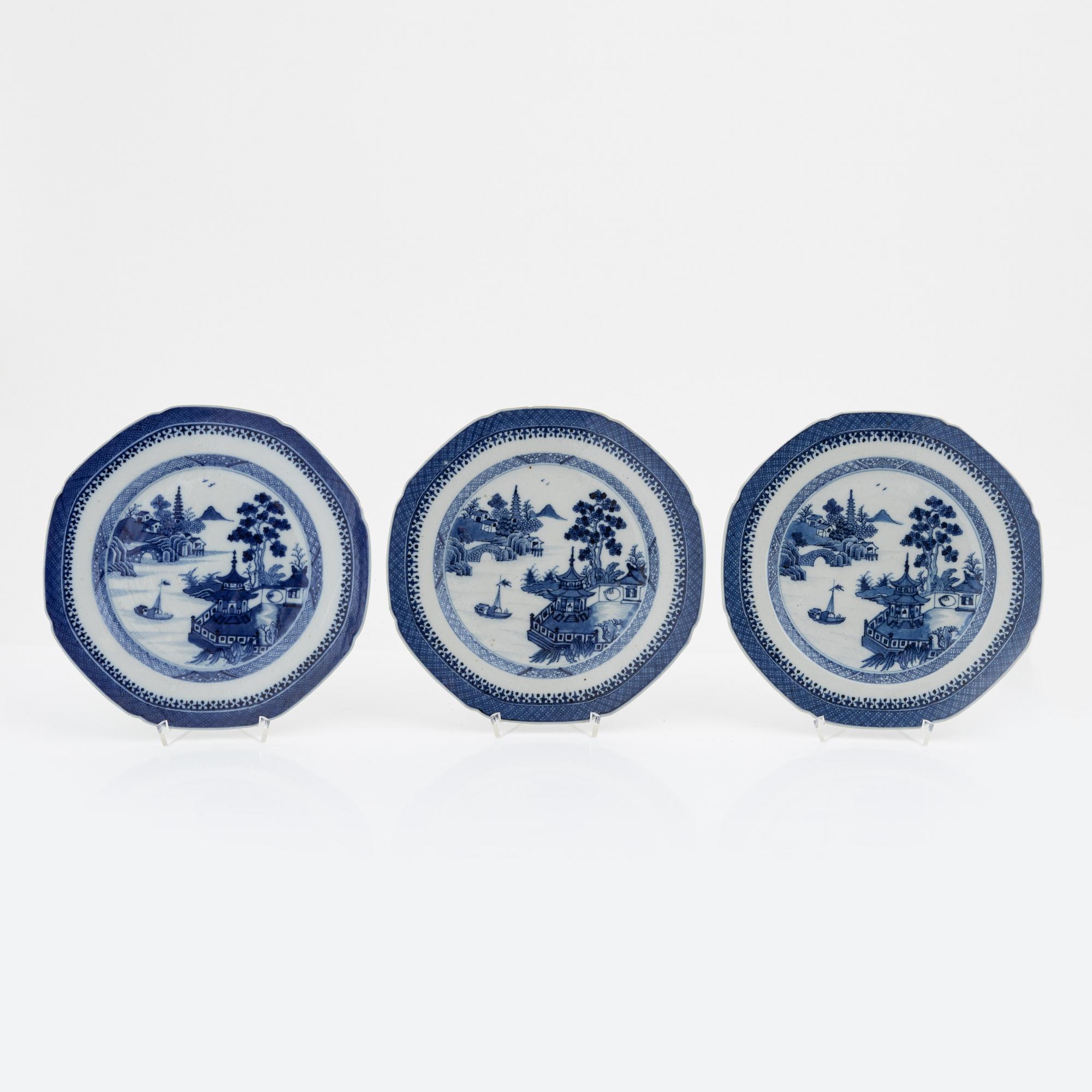 Stekfat, 3 st samt tallrikar, 3 st, kompaniporslin, Kina, Qing dynastin, 1700-1800-tal.