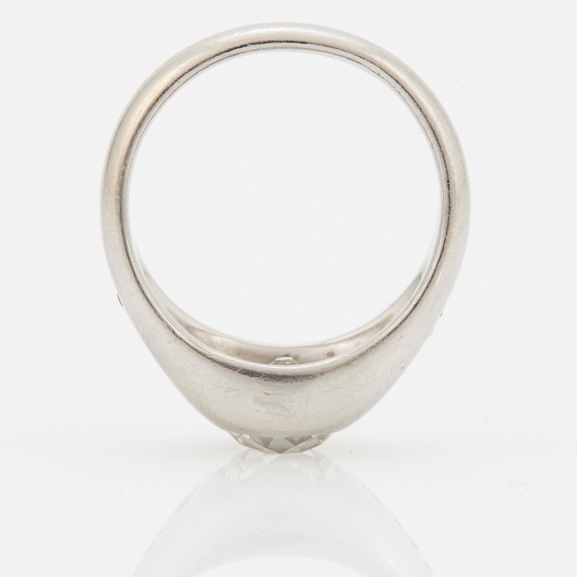 RING med en gammalslipad diamant.