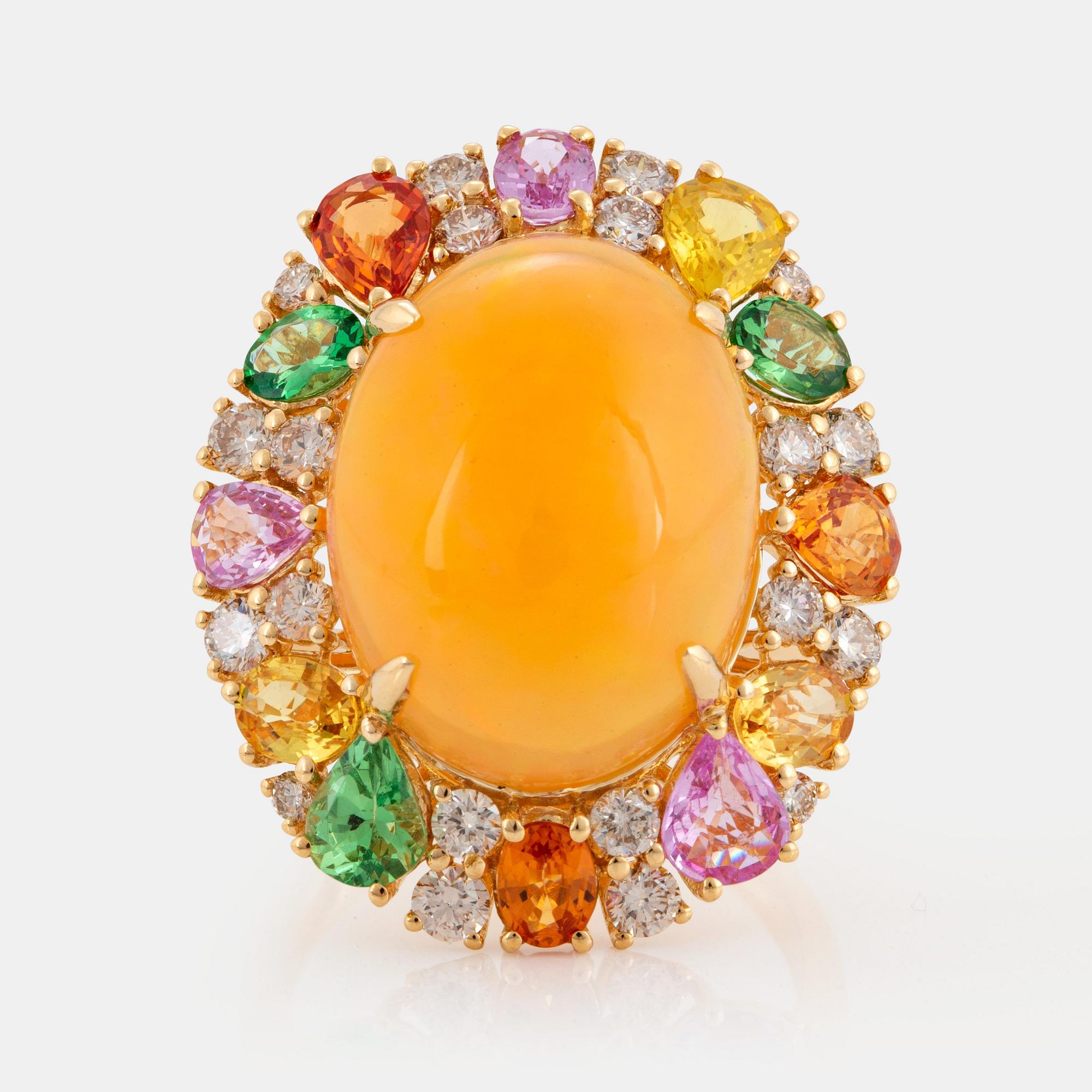 Ring 18K guld med en opal och runda briljantslipade diamanter.