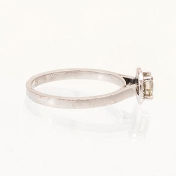 An 18K white gold ring set with round brilliant-cut diamonds.