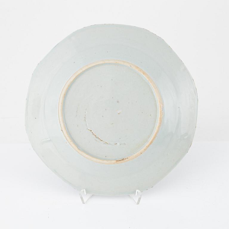 Tallrikar, 11 stycken samt flaska, porslin. Qingdynastin, 1800-tal.