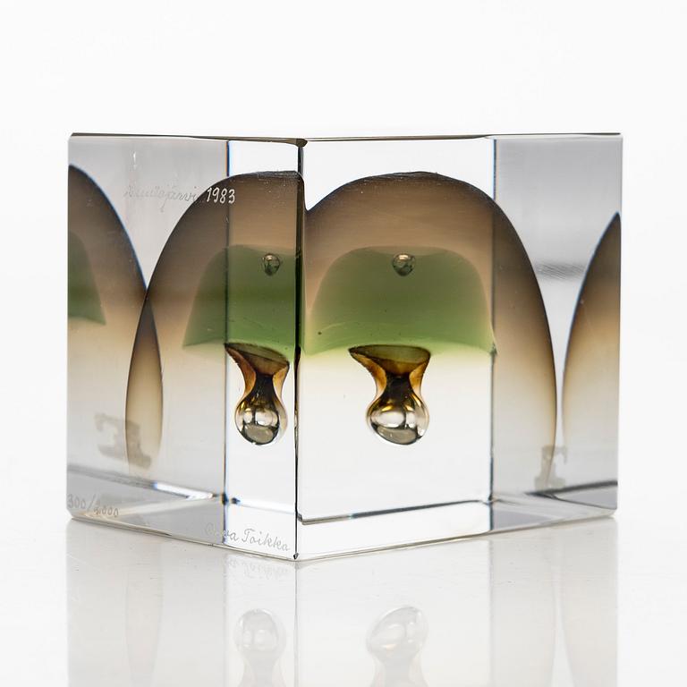 Oiva Toikka, An annual cube, signed Oiva Toikka Nuutajärvi 1983 and numbered 300/2000.