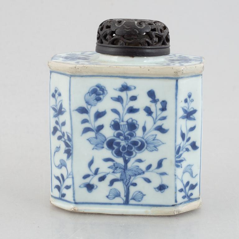 A group of 11 Chinese export porcelain pieces, Qing dynasty, 18th century.