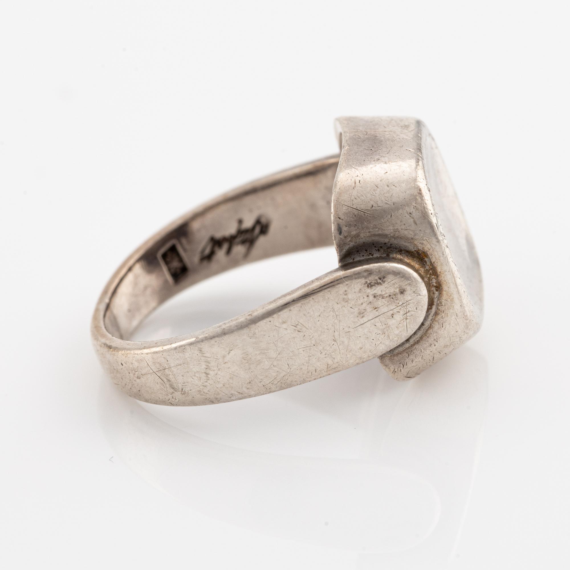 Engelbert/Stigbert, en collier och en ring, silver.