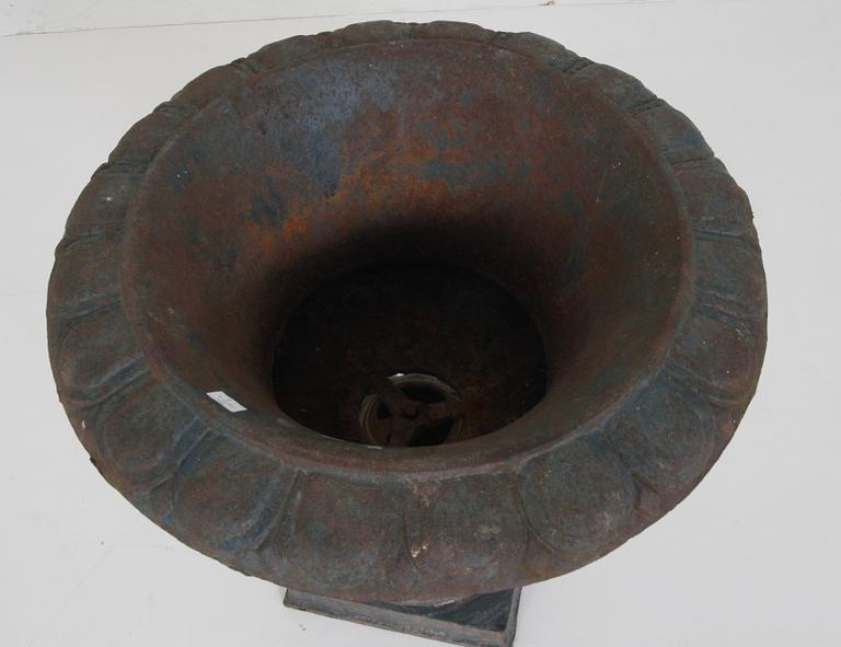 TRÄDGÅRDSURNA, gjutjärn.