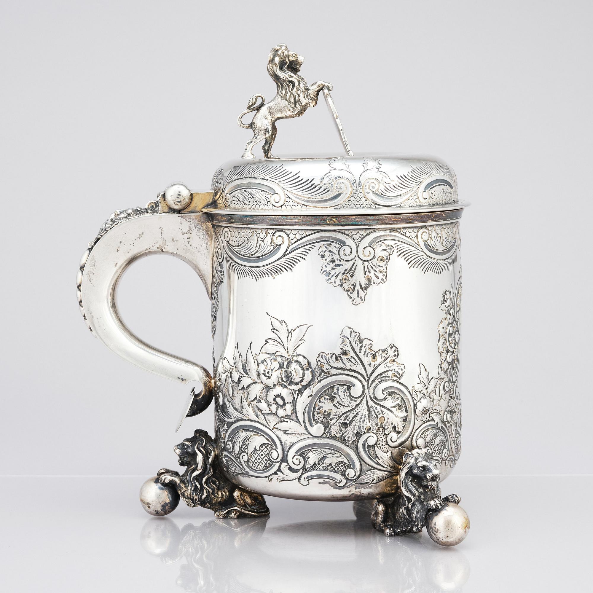 CG Hallberg, dryckeskanna, delvis förgyllt silver, Stockholm 1916. Barockstil.
